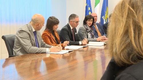 Nicola Turello (Sindaco Pozzuolo del Friuli), Debora Serracchiani (Presidente Regione Friuli Venezia Giulia), Salvatore Benigno (Presidente Consorzio acquedotto Friuli centrale - CAFC) e Sara Vito (Assessore regionale Ambiente ed Energia) alla firma dell'accordo per l'ultimazione della rete fognaria di Pozzuolo del Friuli - Udine 27/11/2017